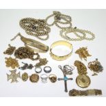 Various items of costume jewellery