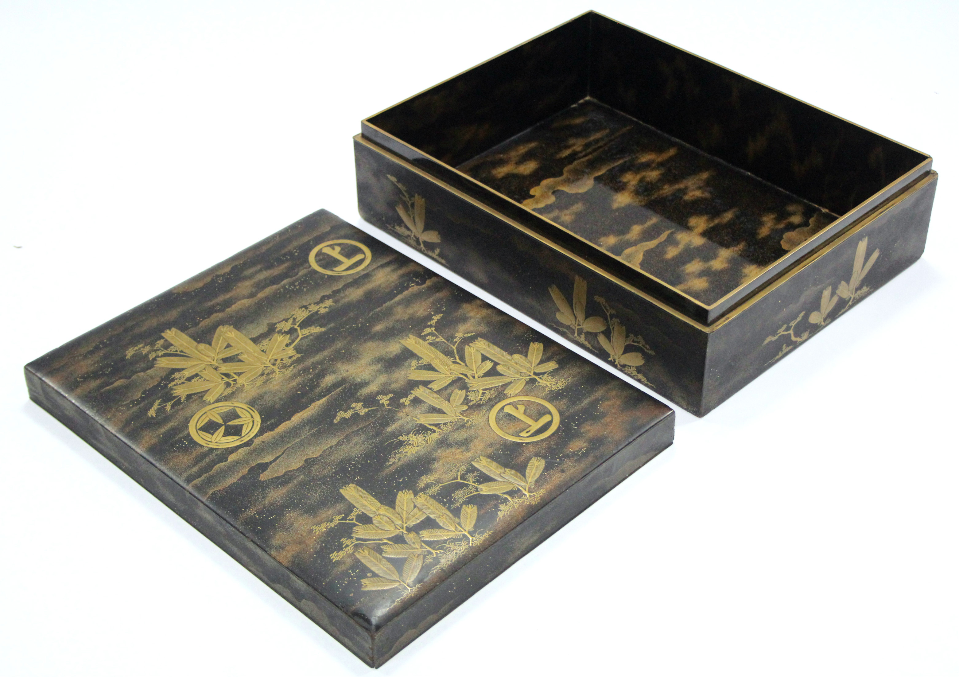 A JAPANESE LACQUER RECTANGULAR BOX with removable lid, the exterior & interior decorated in - Image 2 of 7