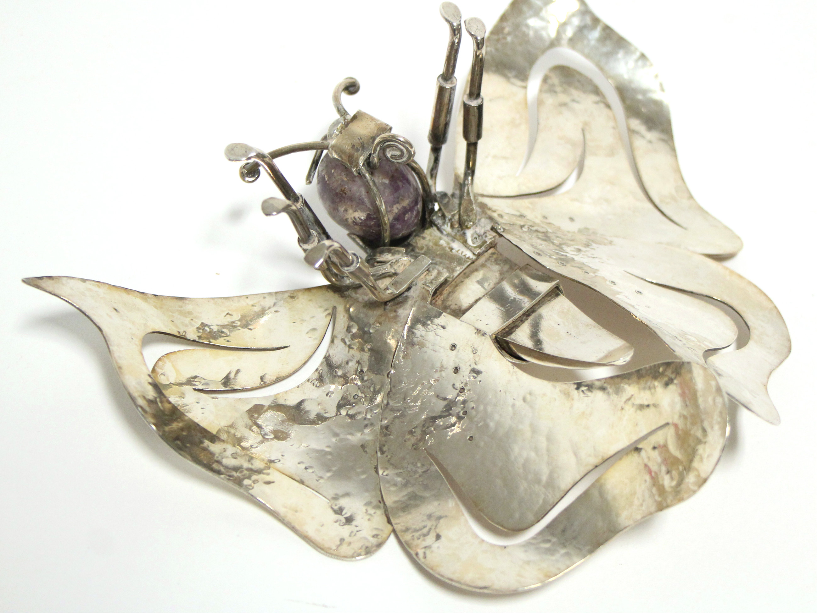 A continental .925 standard model of a butterfly with articulated abdomen & amethyst-quartz head; - Image 3 of 4