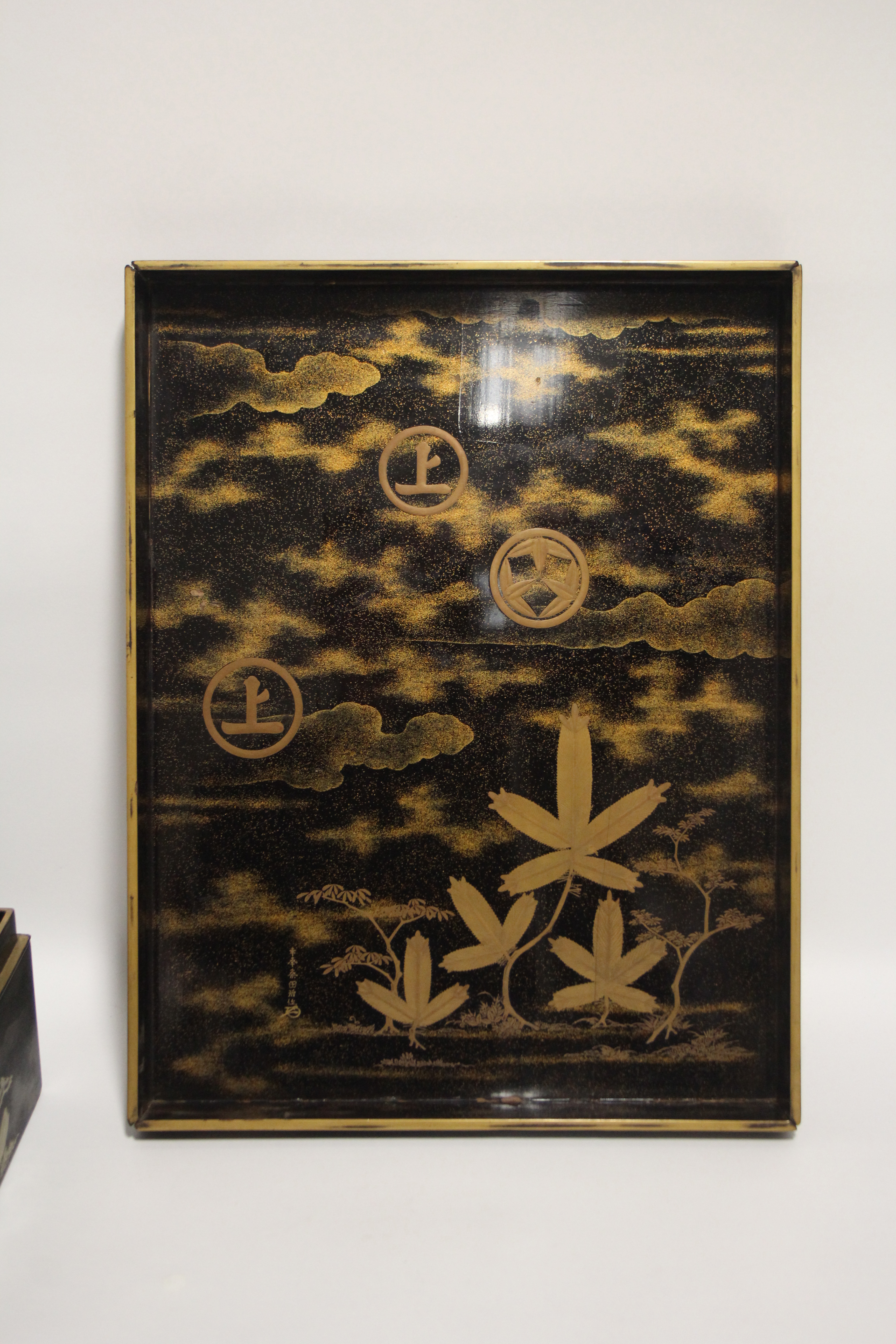 A JAPANESE LACQUER RECTANGULAR BOX with removable lid, the exterior & interior decorated in - Image 5 of 7