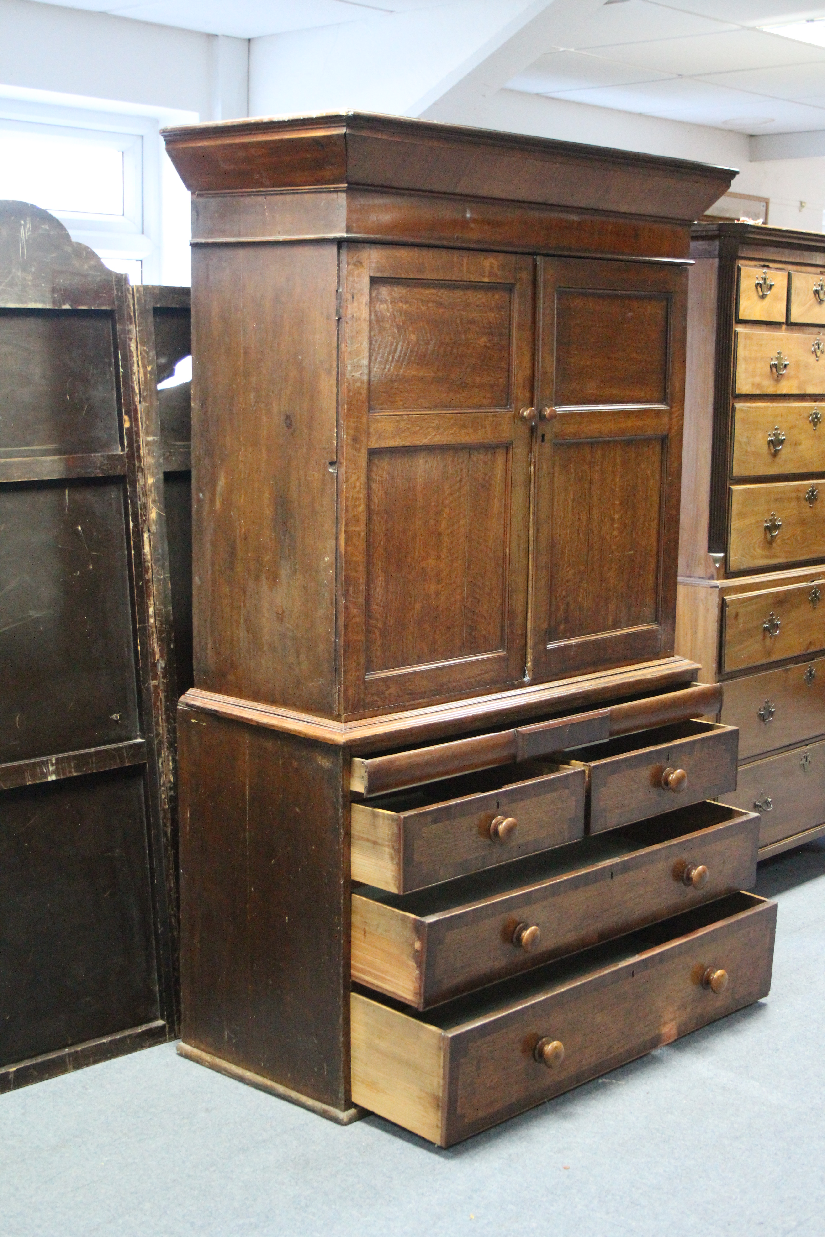 An early 19th century provincial oak & mahogany linen press, the upper part fitted three shelves - Image 4 of 4