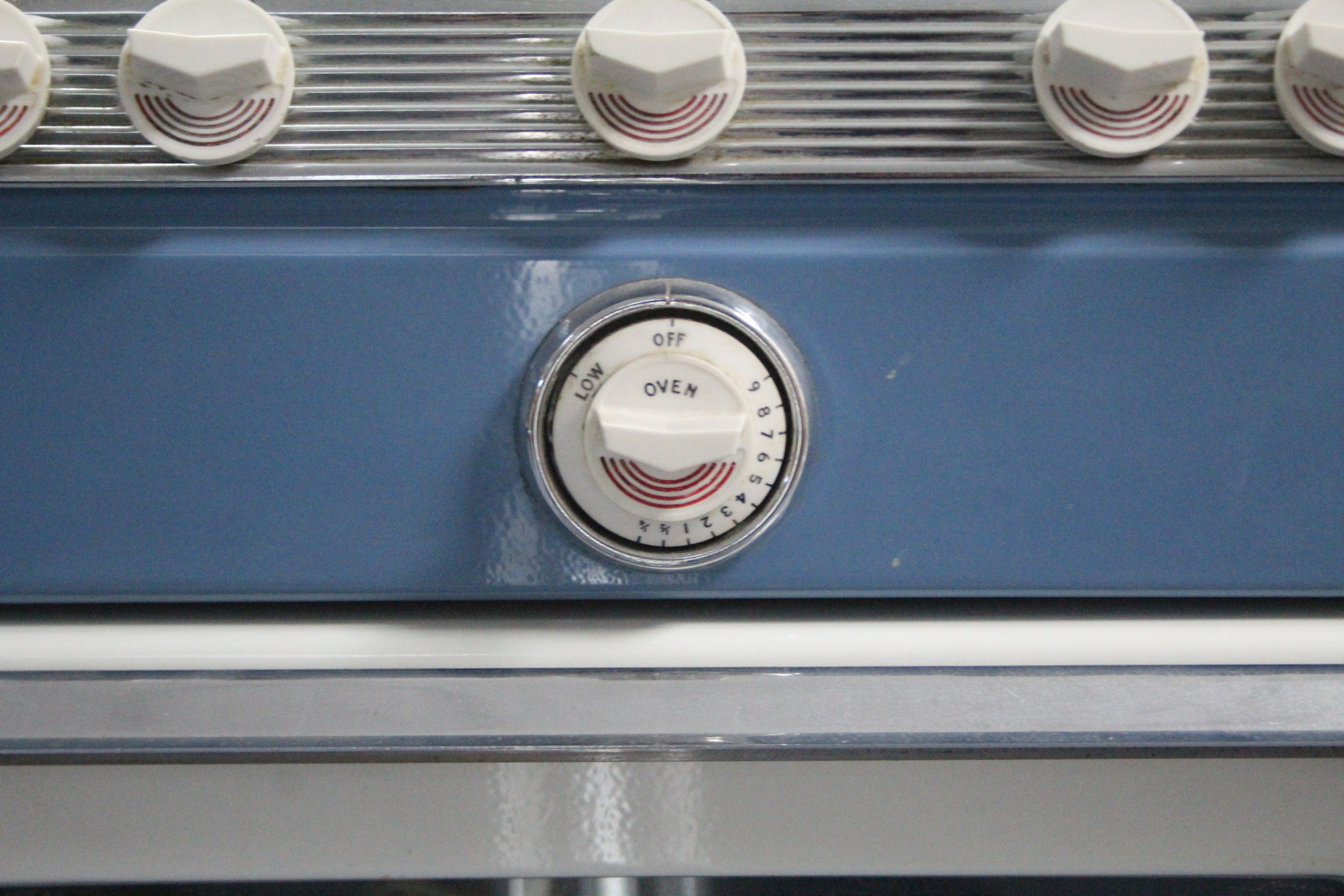 A 1960’s Parkinson Cowan “Prince Two” gas cooker in white & blue finish case. - Image 5 of 8