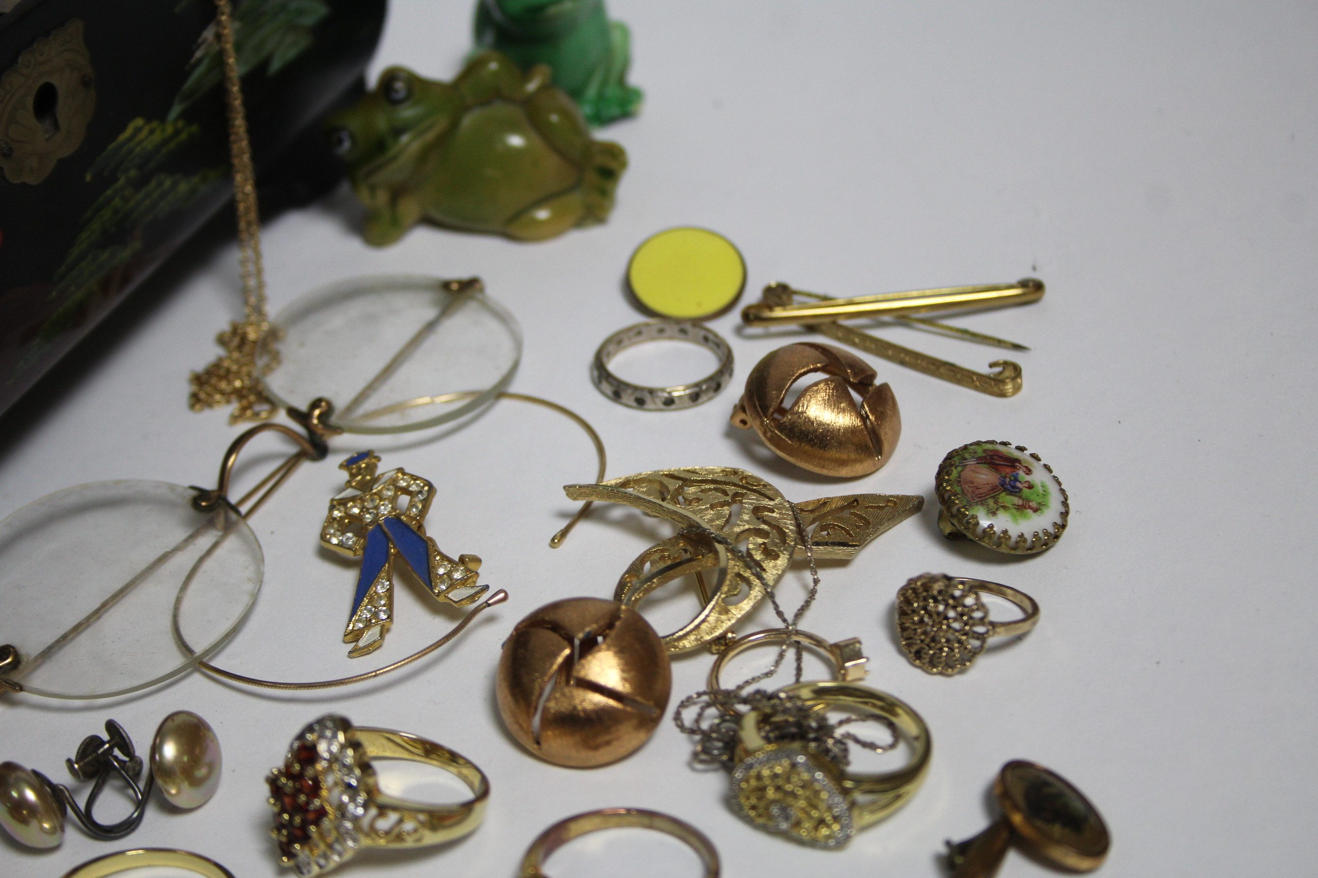 Five various wristwatches; three compacts; & various items of costume jewellery. - Image 3 of 9