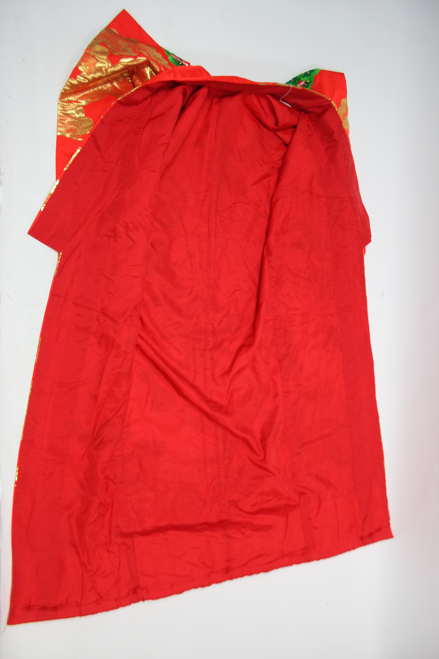 A modern Chinese satin housecoat of red ground & with all-over multicoloured silk embroidered floral - Image 5 of 5