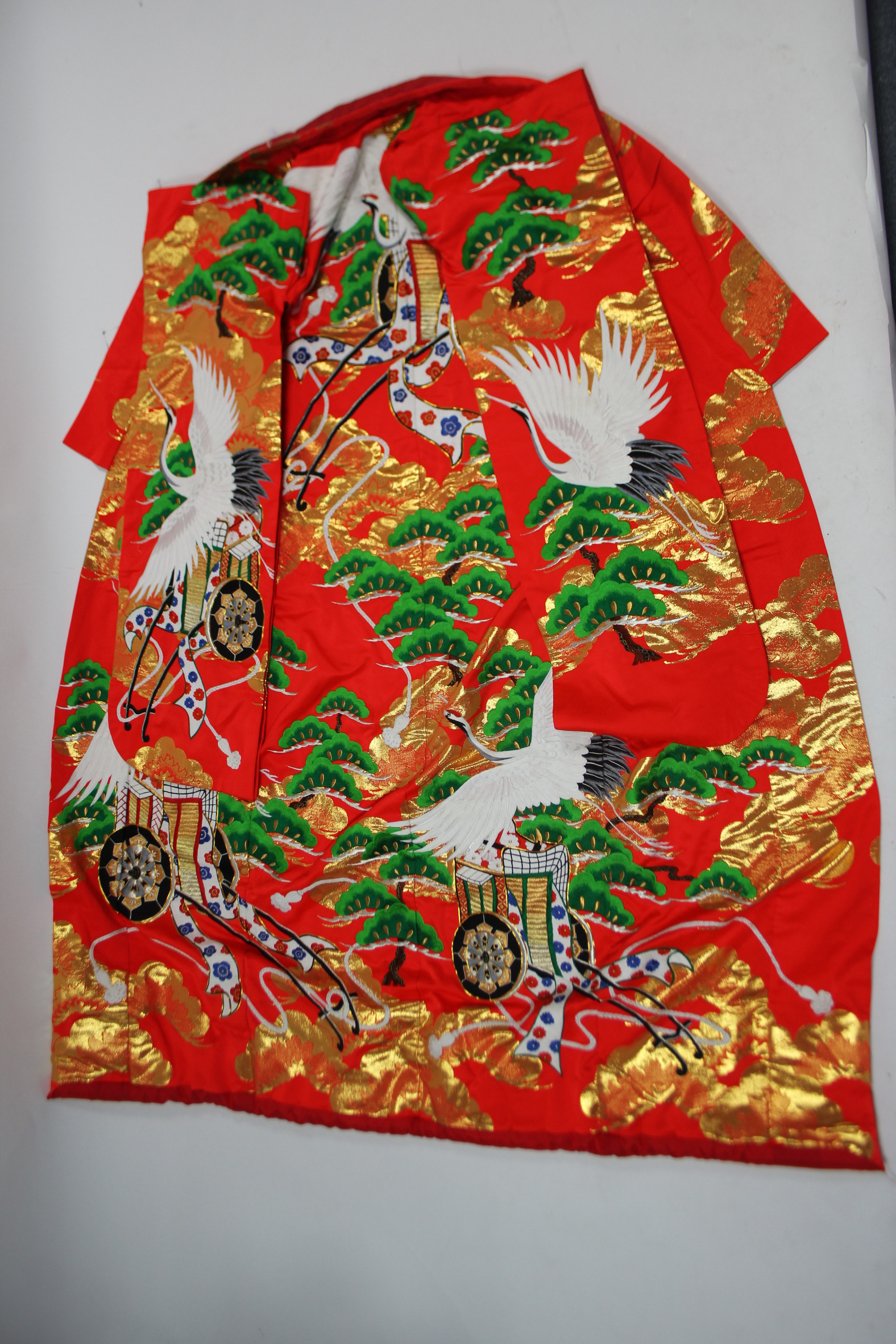 A modern Chinese satin housecoat of red ground & with all-over multicoloured silk embroidered floral - Image 4 of 5