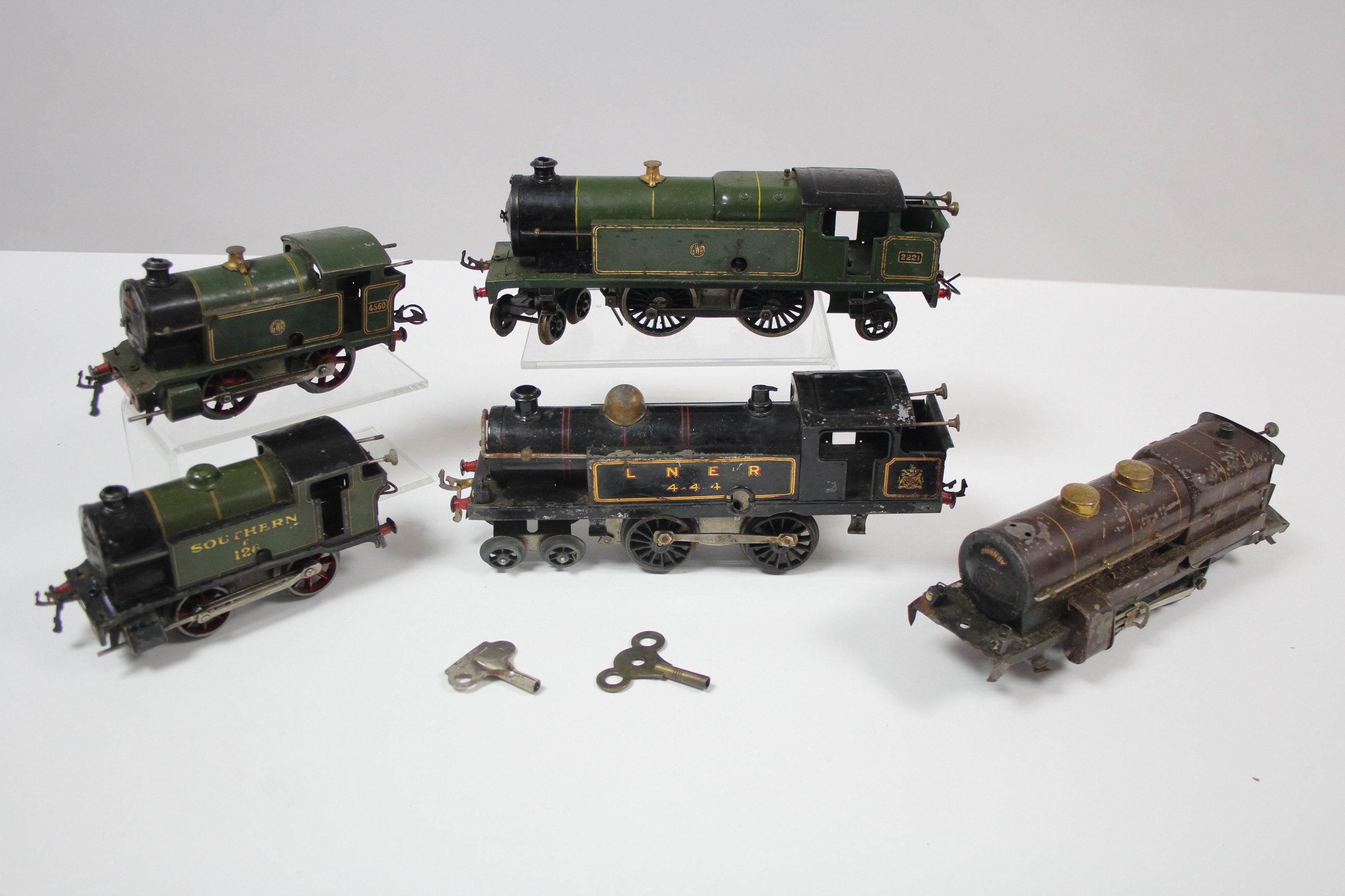 A Hornby tinplate clockwork-operated “O” gauge scale model of an LNER 4-4-0 locomotive; a ditto “