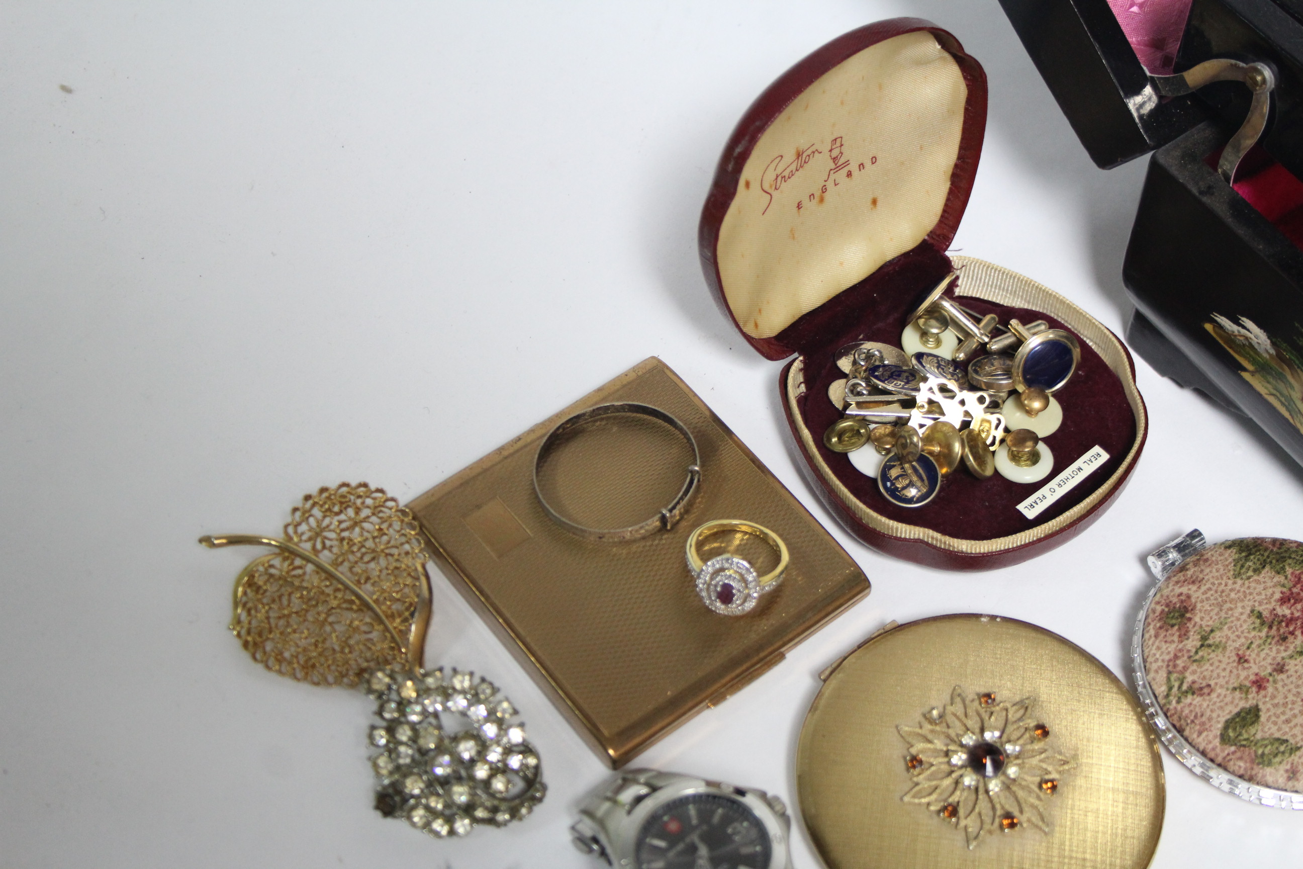 Five various wristwatches; three compacts; & various items of costume jewellery. - Image 7 of 9