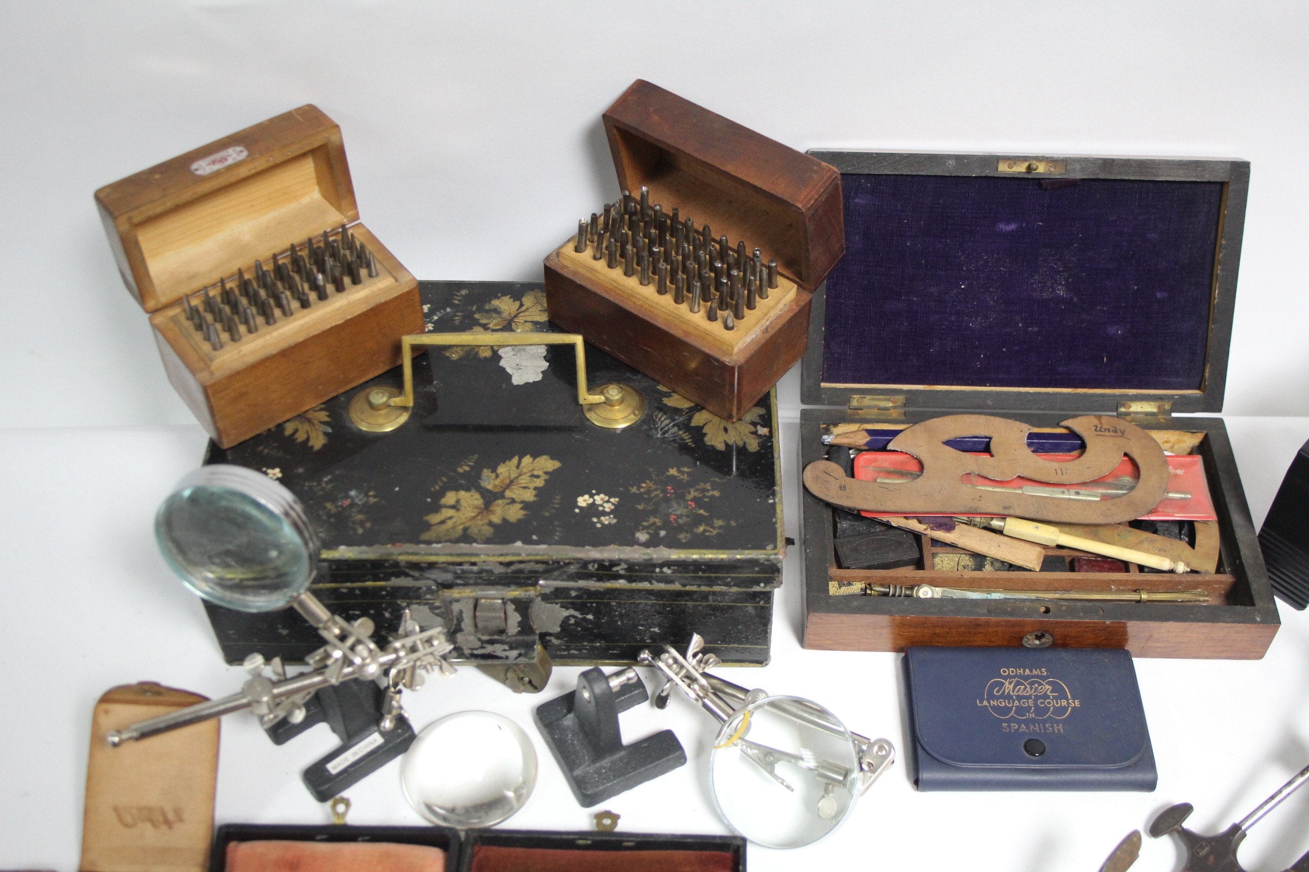 A stereoscope hand-held card viewer; various drawing instruments; a pair of Tronic field glasses, - Image 4 of 4