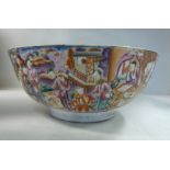 A late 18thC Chinese porcelain footed bowl,