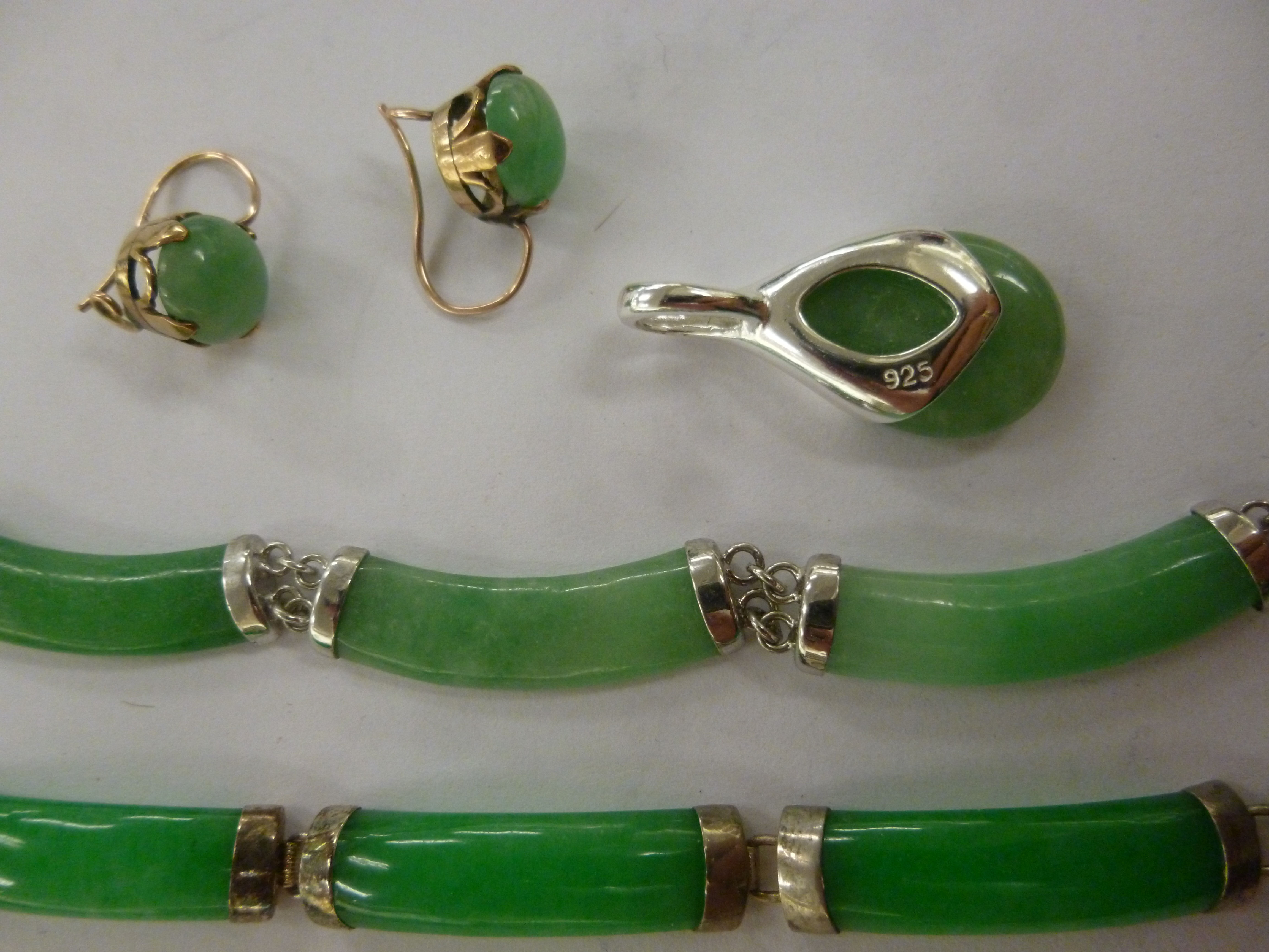 A suite of jade jewellery with silver mounts comprising a necklace, bracelet, - Image 2 of 2