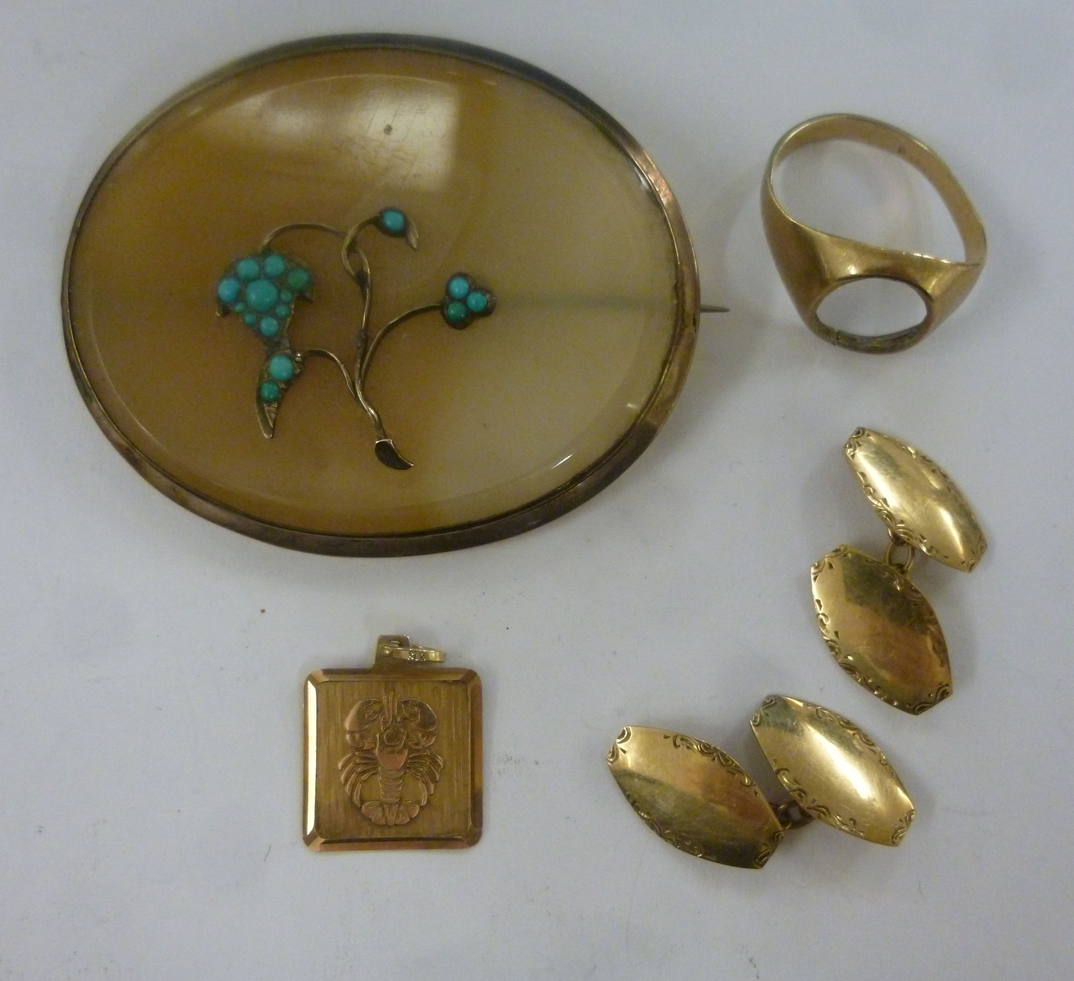 A pair of 9ct tablet and chain cufflinks; a 9ct gold Cancer zodiac pendant;