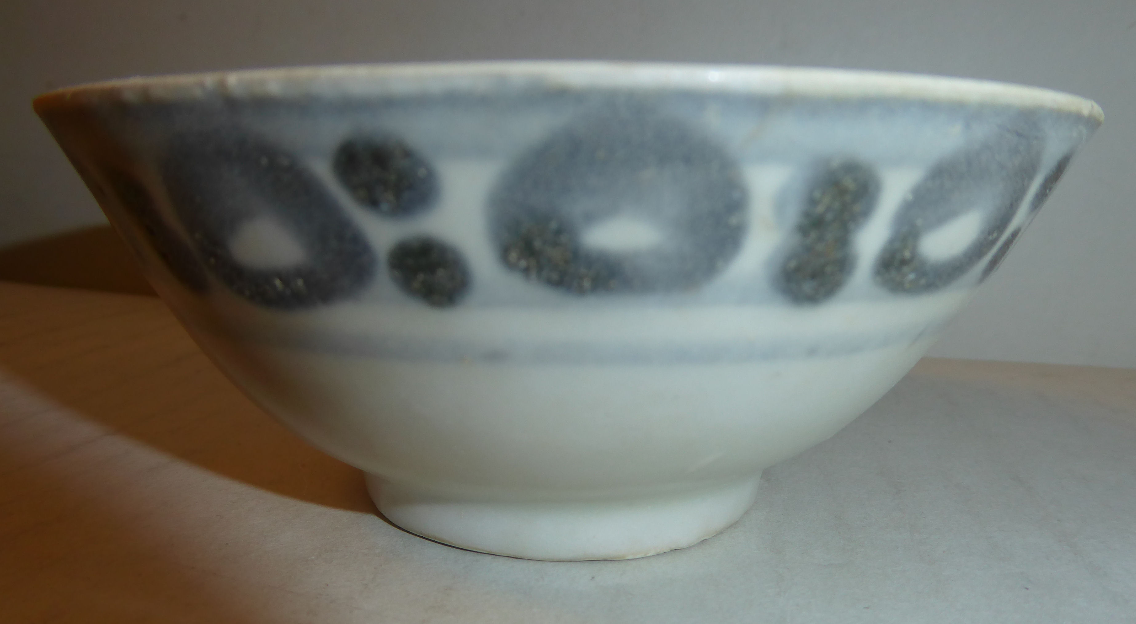 A Chinese porcelain tea bowl, - Image 3 of 6