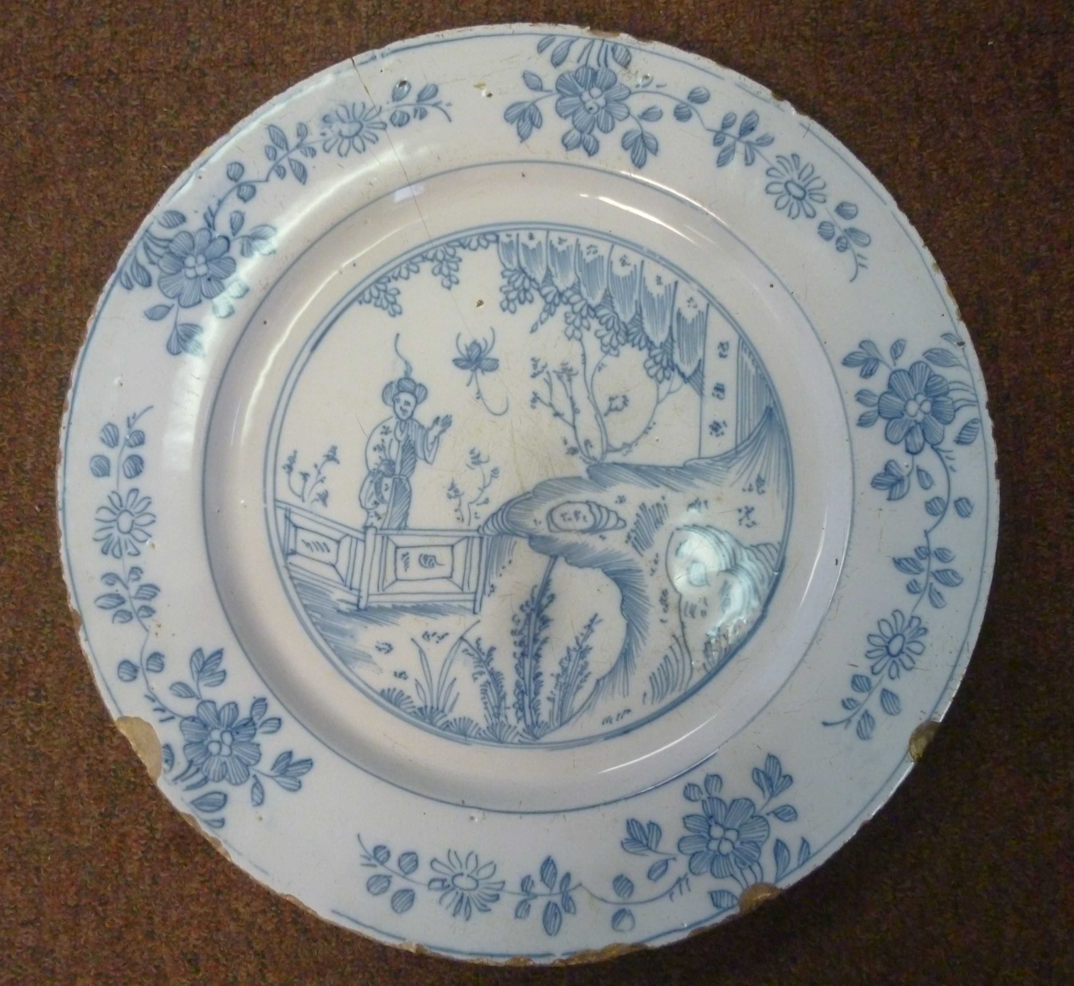 A late 18thC Dutch Delft broad rimmed charger,
