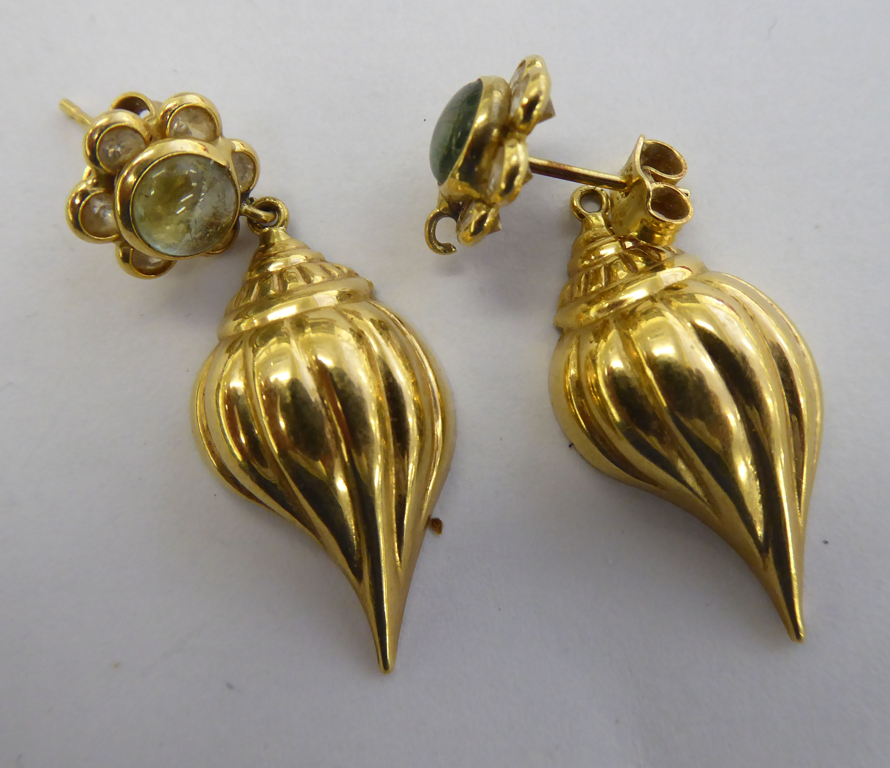 A pair of 18ct gold shell design pendant earrings 11