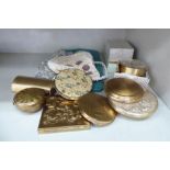 Decorative gilt metal compacts and handbags: to include a compact with engraved decoration