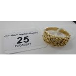 A 14ct gold ring with lattice ornament,