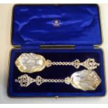 A pair of Edwardian silver presentation serving spoons with scallop shaped bowls,