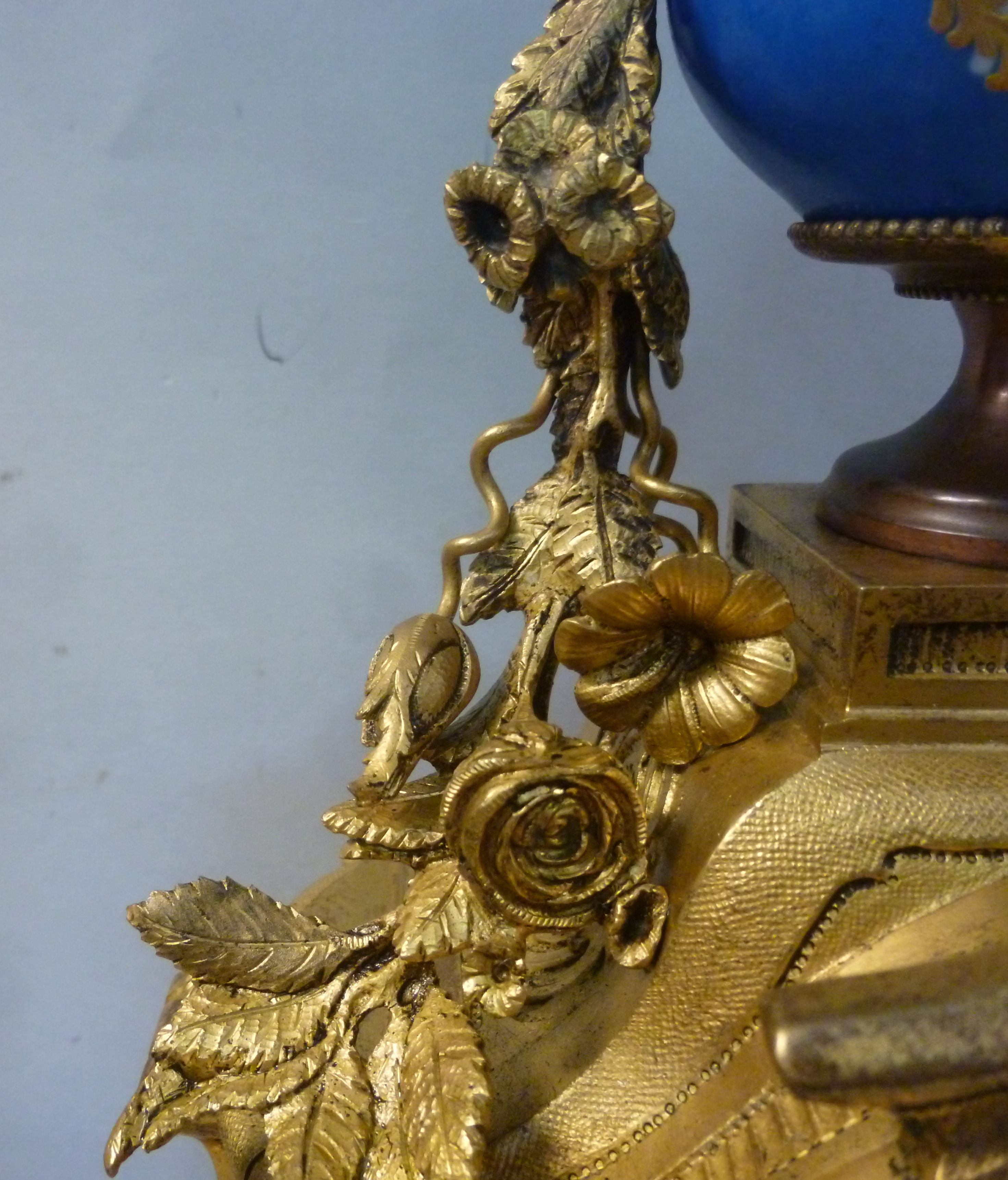 A late 19thC French floral and foliate cast gilt metal cased and painted porcelain mounted mantel - Image 5 of 10