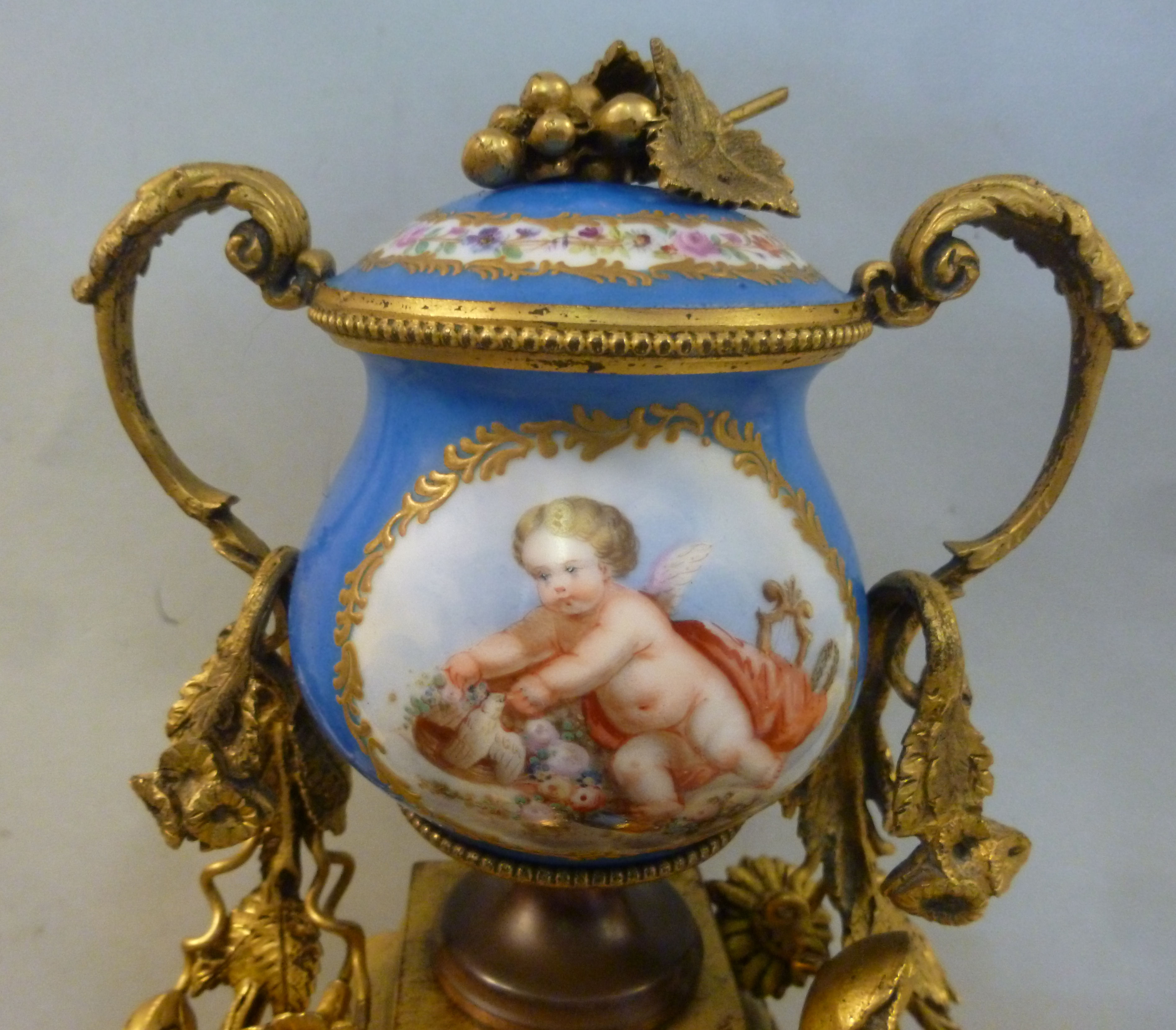 A late 19thC French floral and foliate cast gilt metal cased and painted porcelain mounted mantel - Image 4 of 10