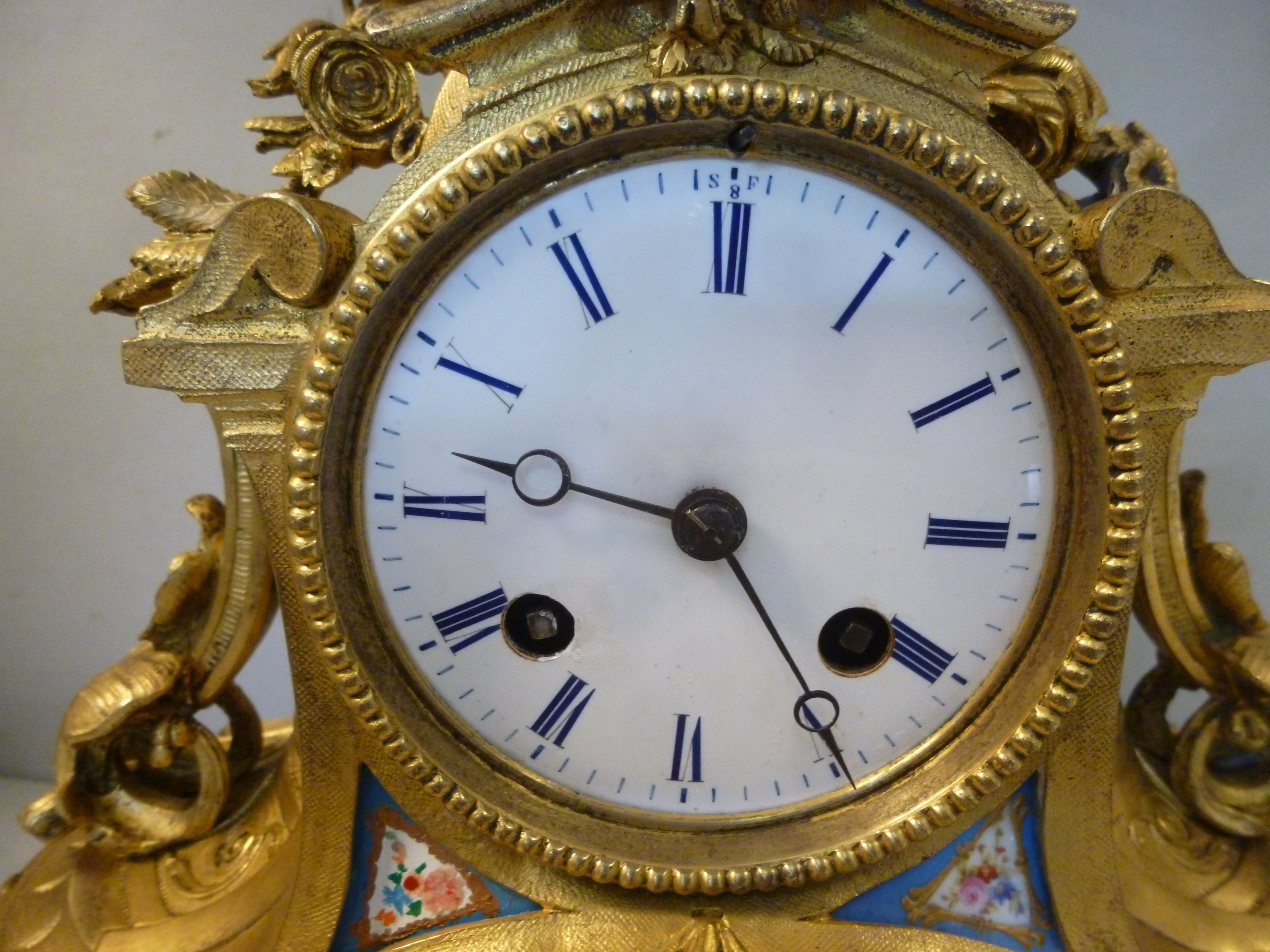 A late 19thC French floral and foliate cast gilt metal cased and painted porcelain mounted mantel - Image 3 of 10