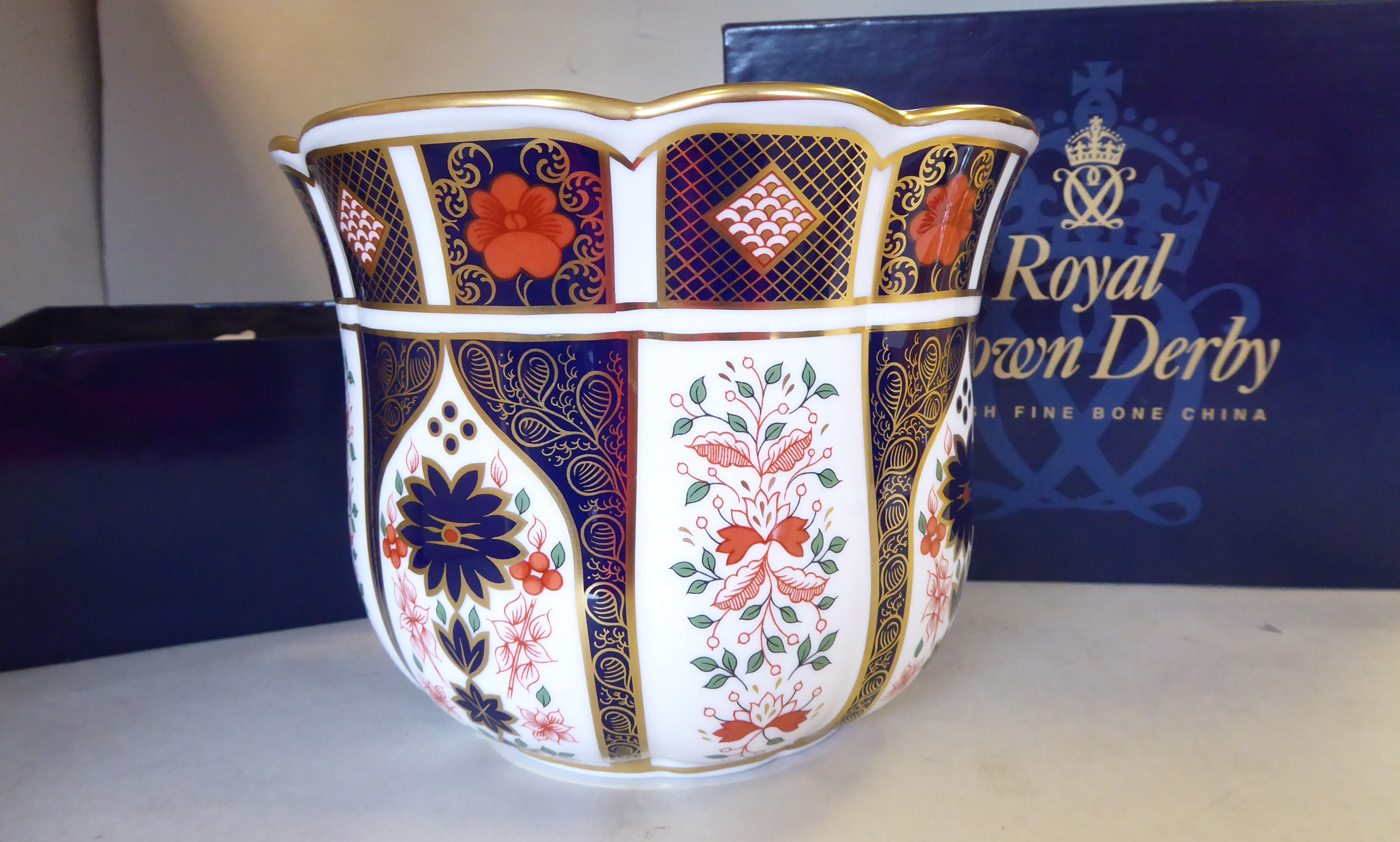 A Royal Crown Derby bone china Gardenia planter, decorated in the Old Imari pattern no.1128 5.