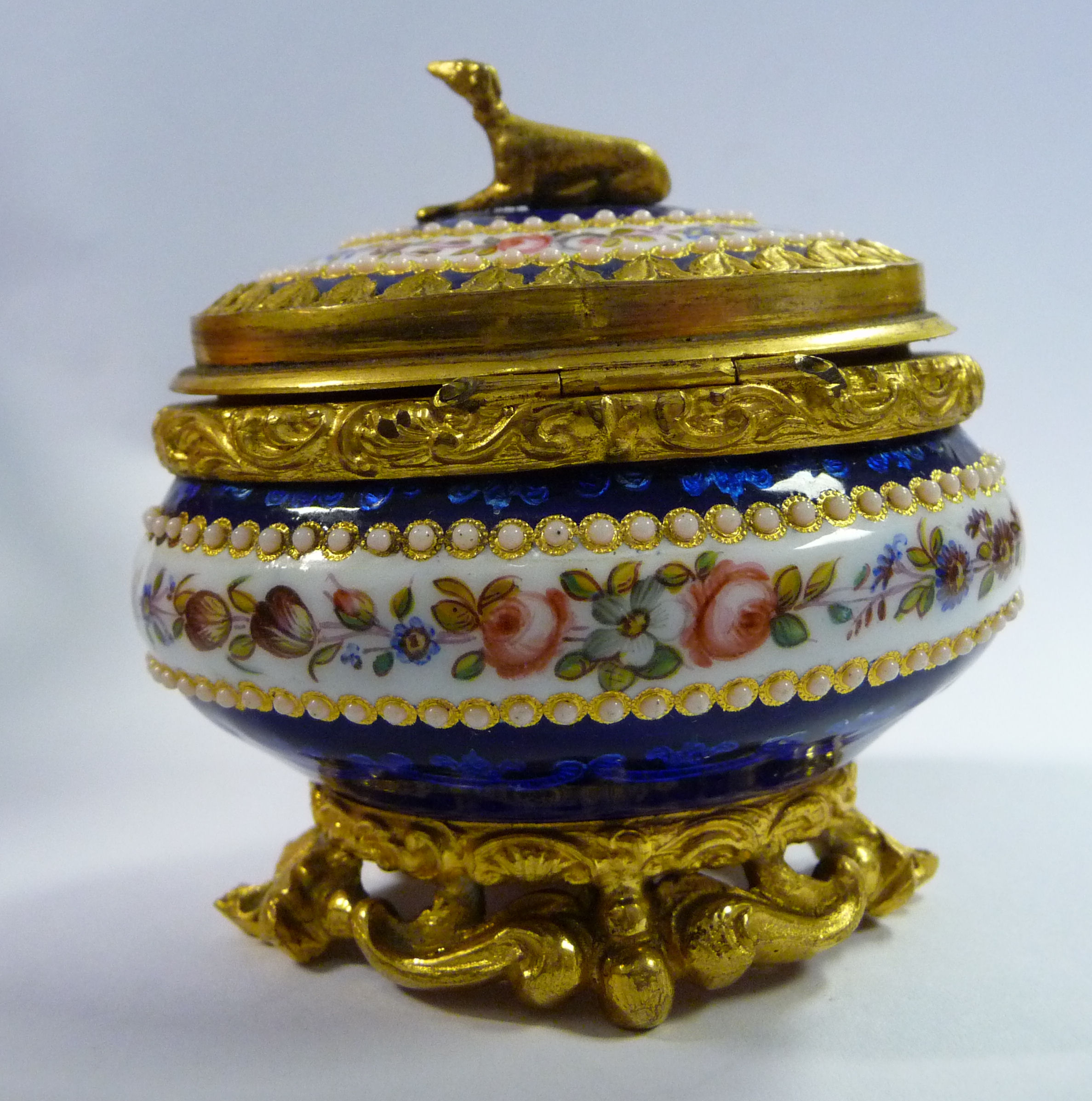 An early 20thC Continental cast gilt metal, midnight blue enamel and floral decorated oval ring box, - Image 5 of 14