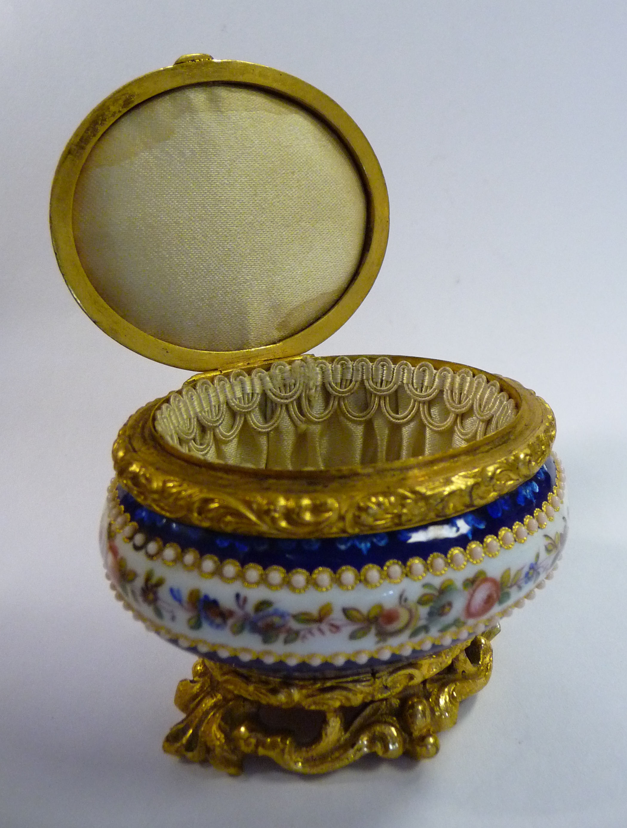 An early 20thC Continental cast gilt metal, midnight blue enamel and floral decorated oval ring box, - Image 12 of 14