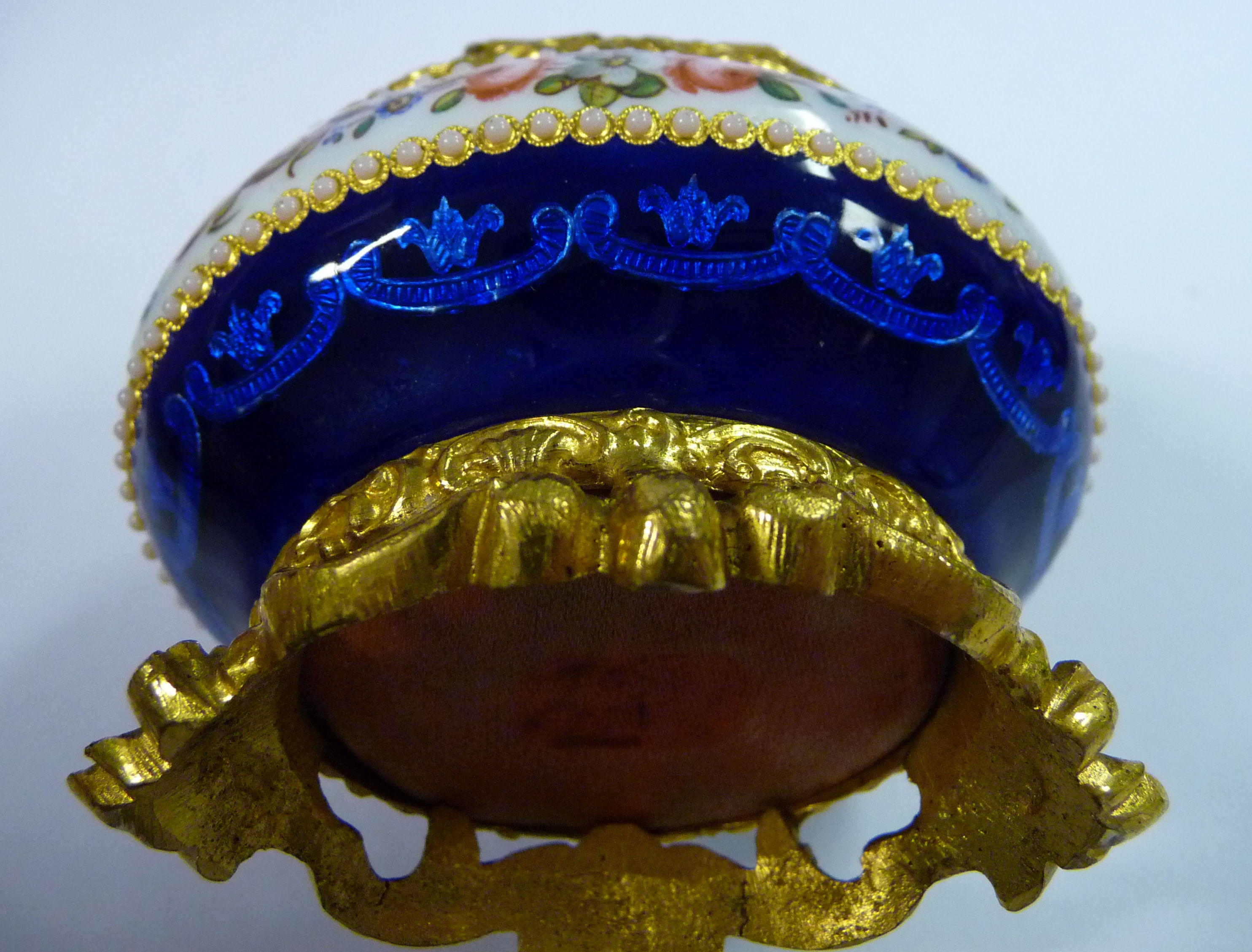 An early 20thC Continental cast gilt metal, midnight blue enamel and floral decorated oval ring box, - Image 9 of 14