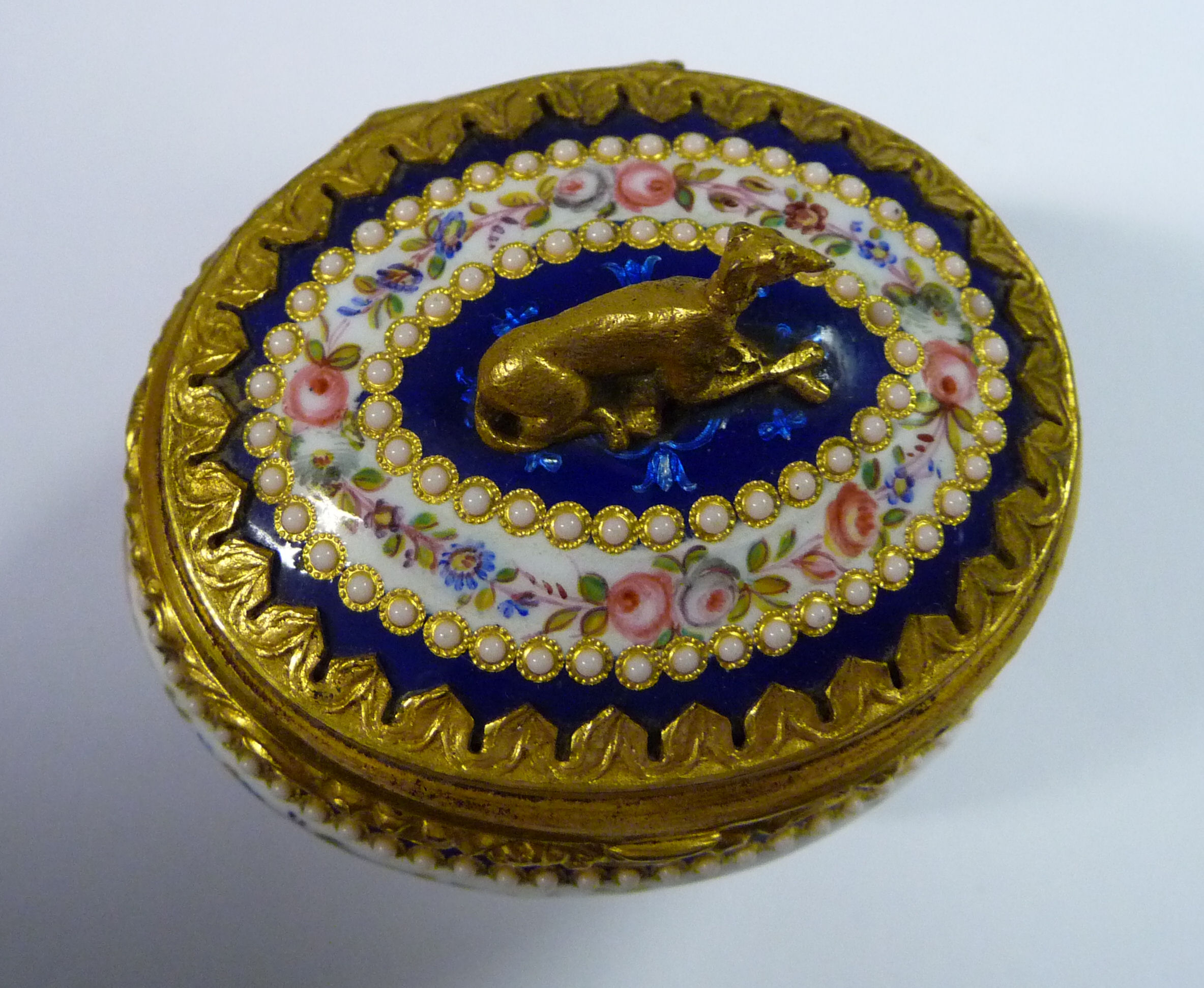 An early 20thC Continental cast gilt metal, midnight blue enamel and floral decorated oval ring box, - Image 4 of 14