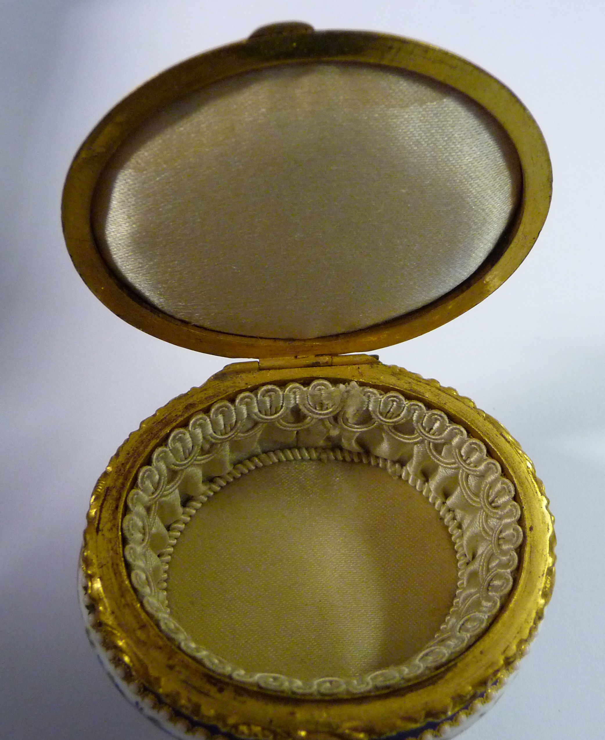 An early 20thC Continental cast gilt metal, midnight blue enamel and floral decorated oval ring box, - Image 13 of 14