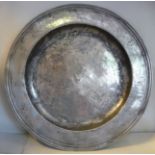 A 17thC pewter charger with a broad, triple reeded border bears the mark of Thomas King,