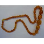 An amber coloured graduated bead necklace