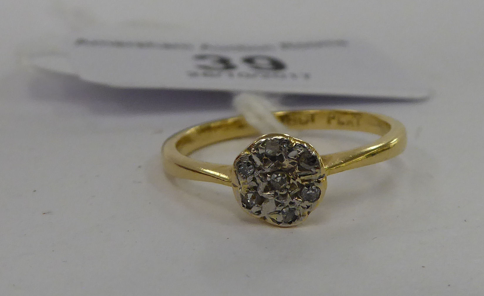 An 18ct gold diamond set daisy ring 11