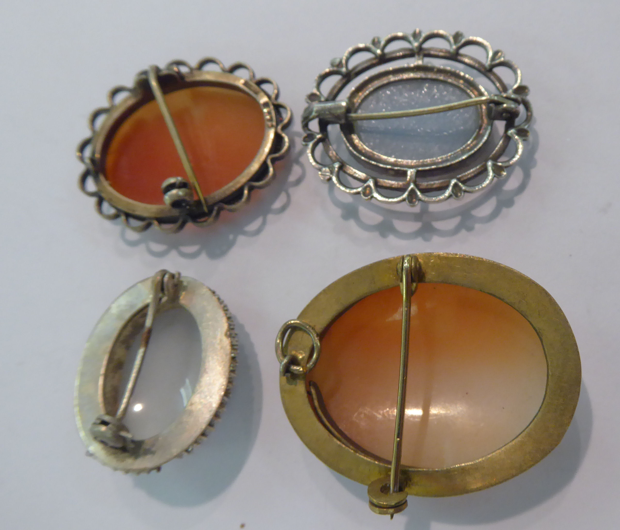 Four dissimilar cameo brooches 11 - Image 2 of 2