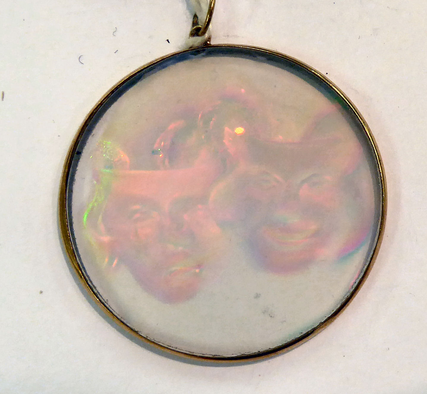 A 9ct gold wire framed Tragedy & Comedy hologram pendant 11 - Image 2 of 2