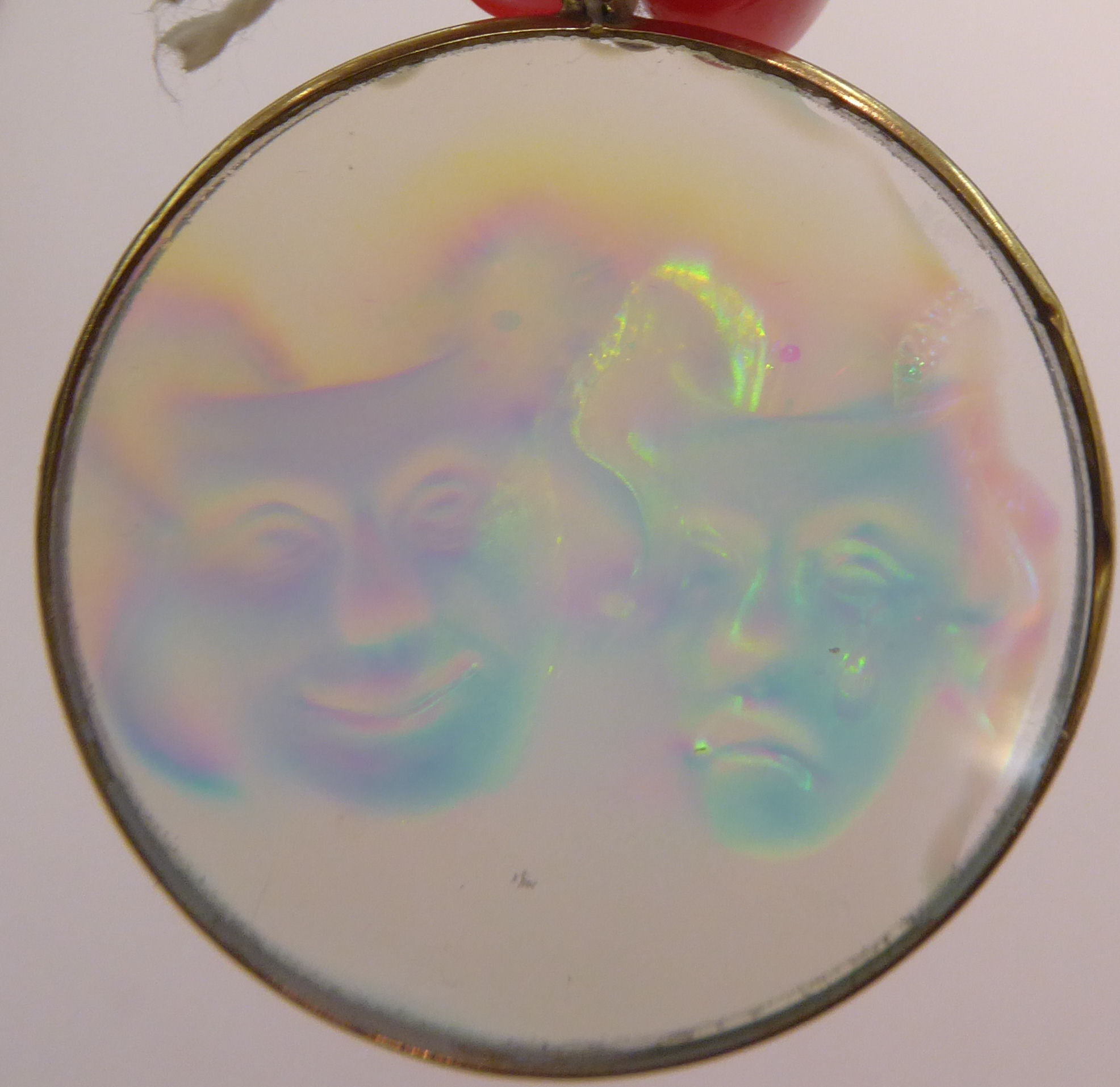 A 9ct gold wire framed Tragedy & Comedy hologram pendant 11