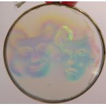 A 9ct gold wire framed Tragedy & Comedy hologram pendant 11