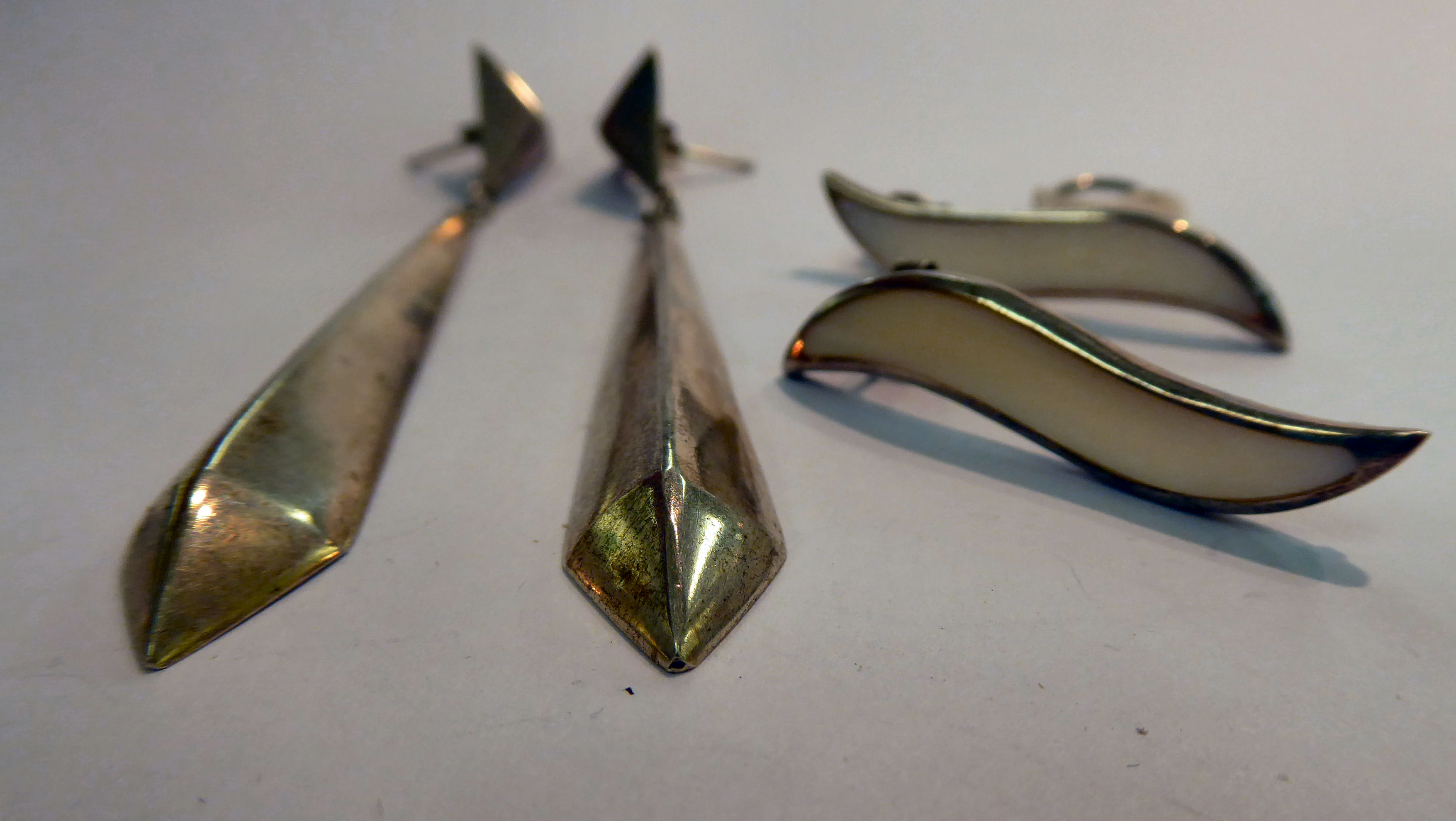 Two pairs of silver earrings, - Image 2 of 2