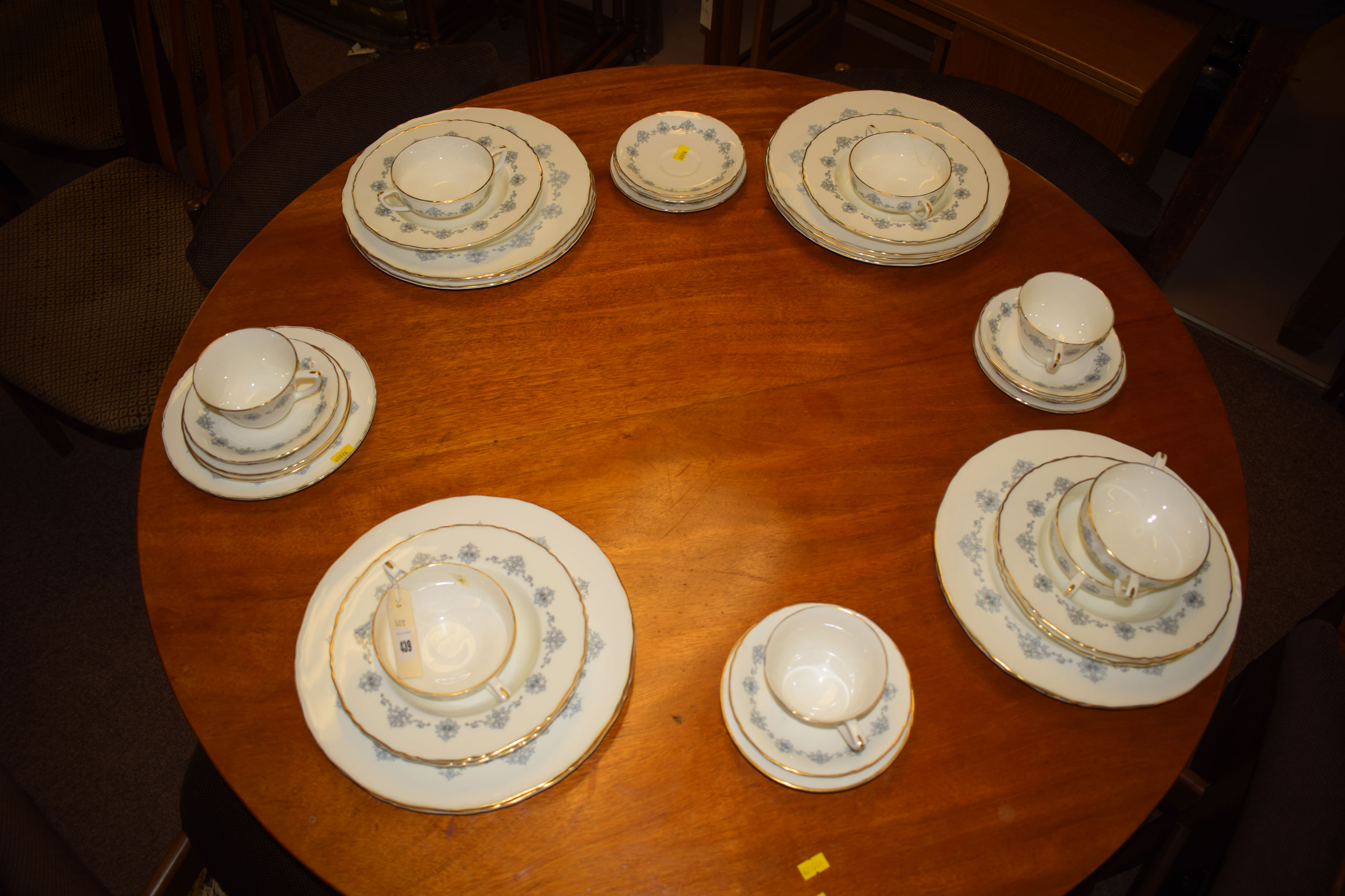 A Royal Worcester 'Blue Medallion' pattern part tea and dinner service, comprising: dinner plates,