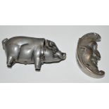 An early 20th Century pewter pig pattern vesta case, 7cms.