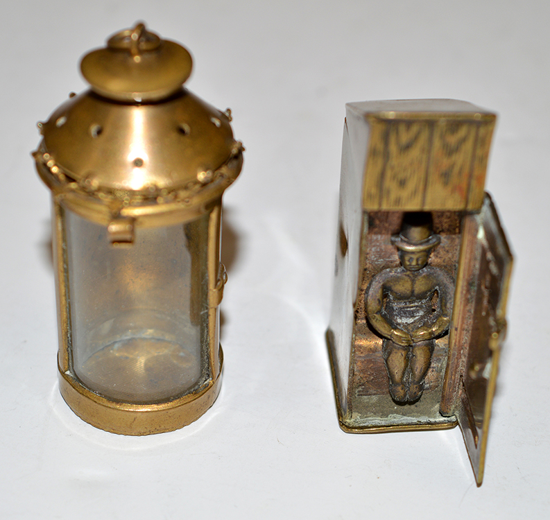 An Edwardian brass vesta case in the form of an outdoor netty,