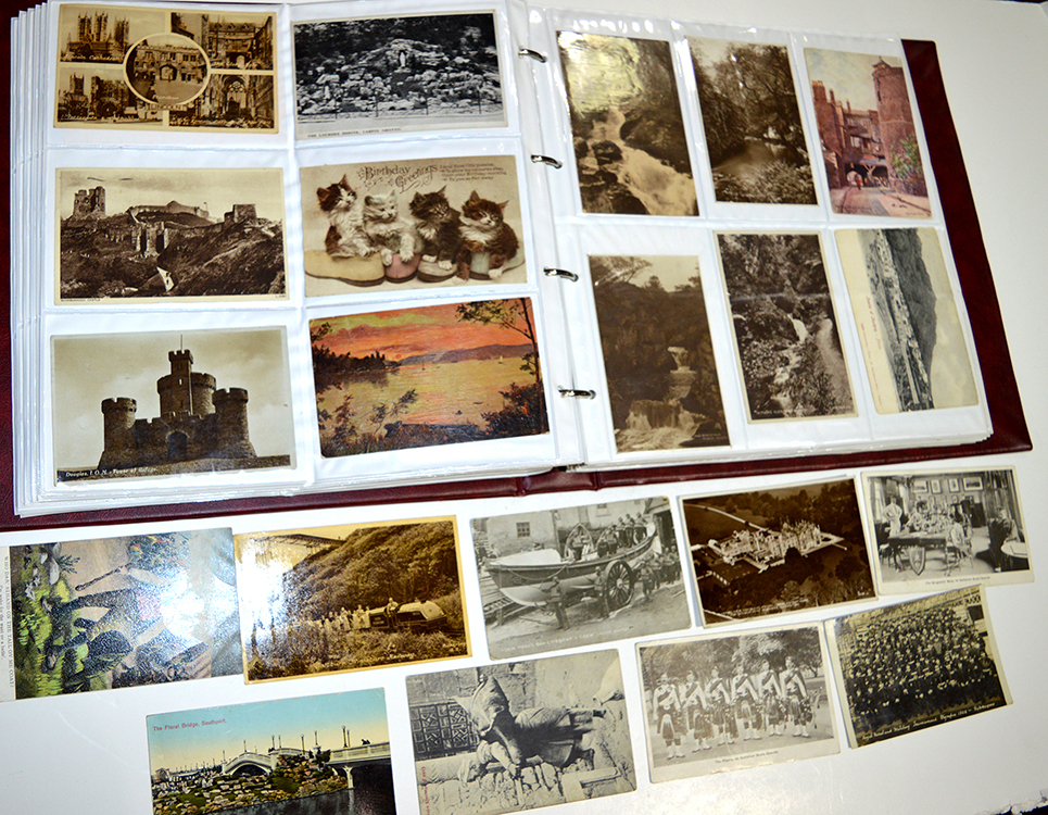 A large collection of early 20th Century postcards,