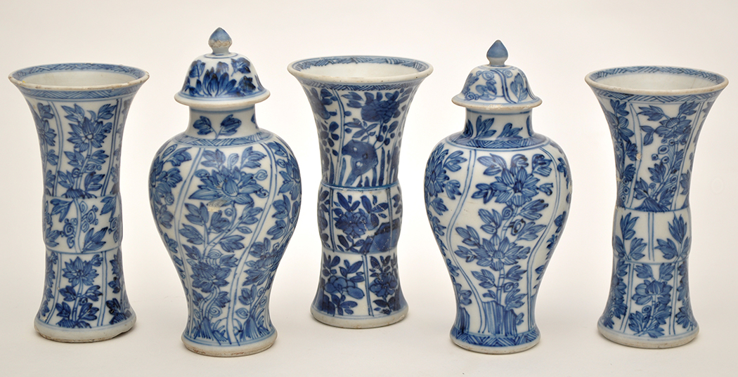 Five piece Chinese blue and white 'garniture' from the 'Vung Tau Cargo',