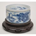 Chinese blue and white circular box and cover,