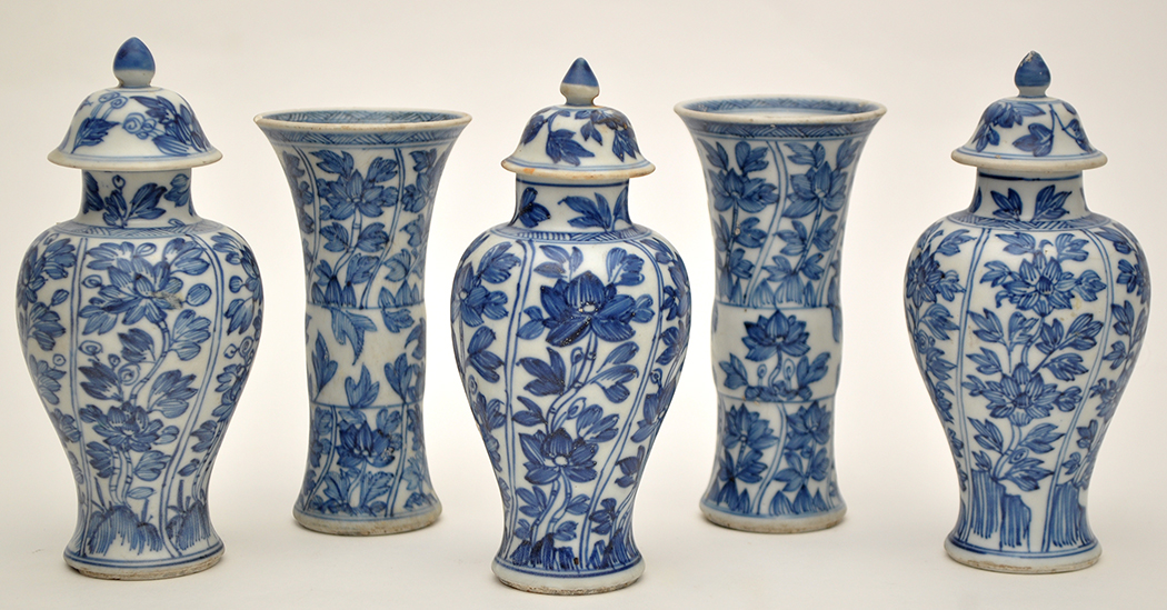 Five piece Chinese blue and white 'garniture' from the 'Vung Tau Cargo',