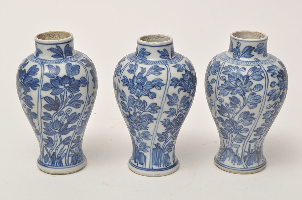 Five piece Chinese blue and white 'garniture' from the 'Vung Tau Cargo', - Image 4 of 9