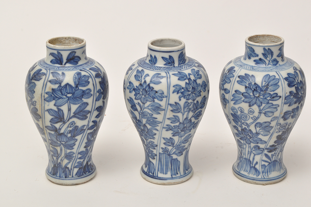 Five piece Chinese blue and white 'garniture' from the 'Vung Tau Cargo', - Image 5 of 9