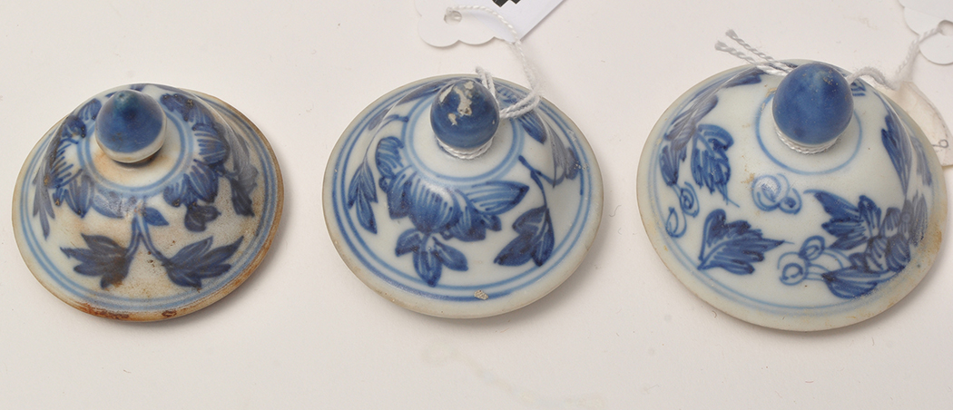 Five piece Chinese blue and white 'garniture' from the 'Vung Tau Cargo', - Image 2 of 9