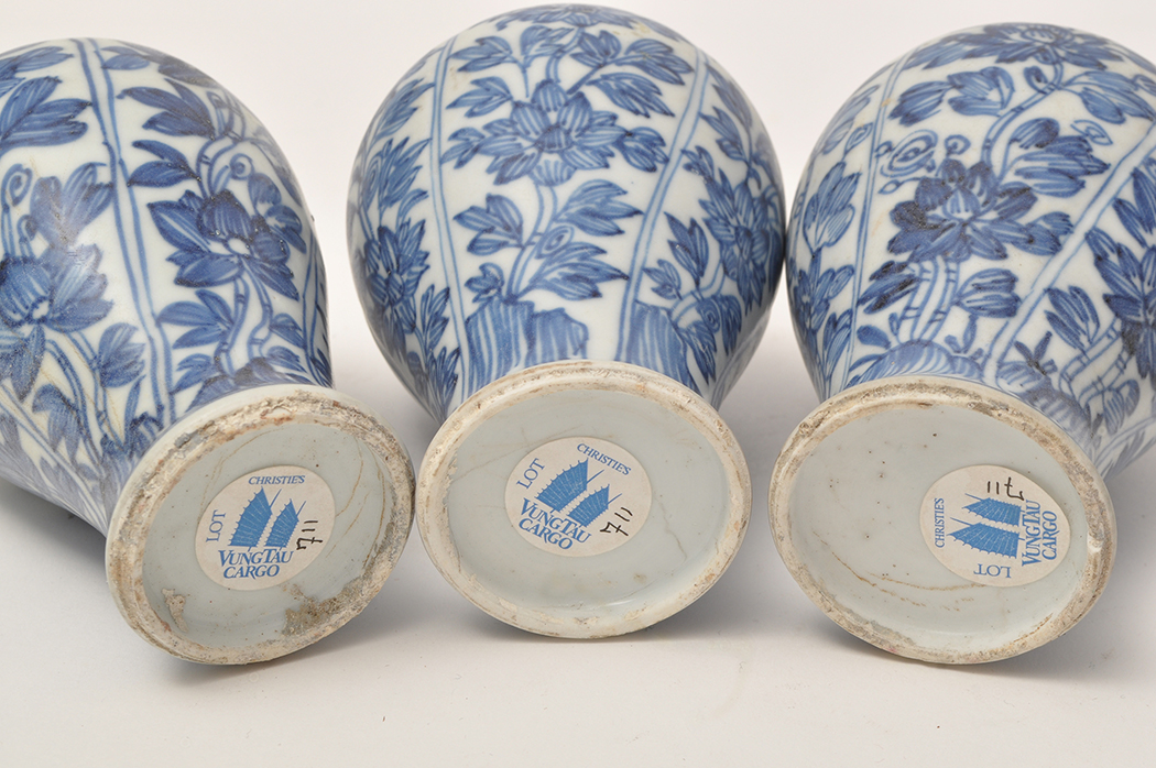 Five piece Chinese blue and white 'garniture' from the 'Vung Tau Cargo', - Image 8 of 9