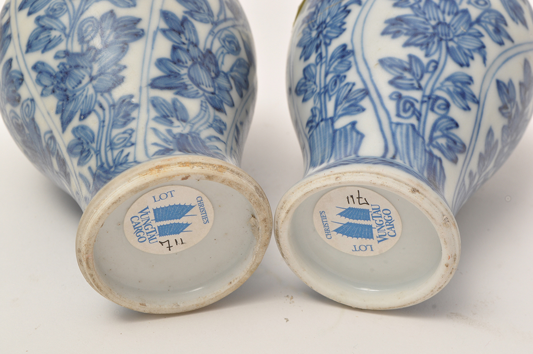 Five piece Chinese blue and white 'garniture' from the 'Vung Tau Cargo', - Image 10 of 10